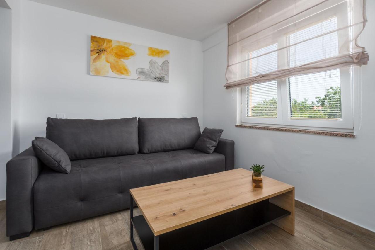 Comfort With Pool In (adults Only) Apartment