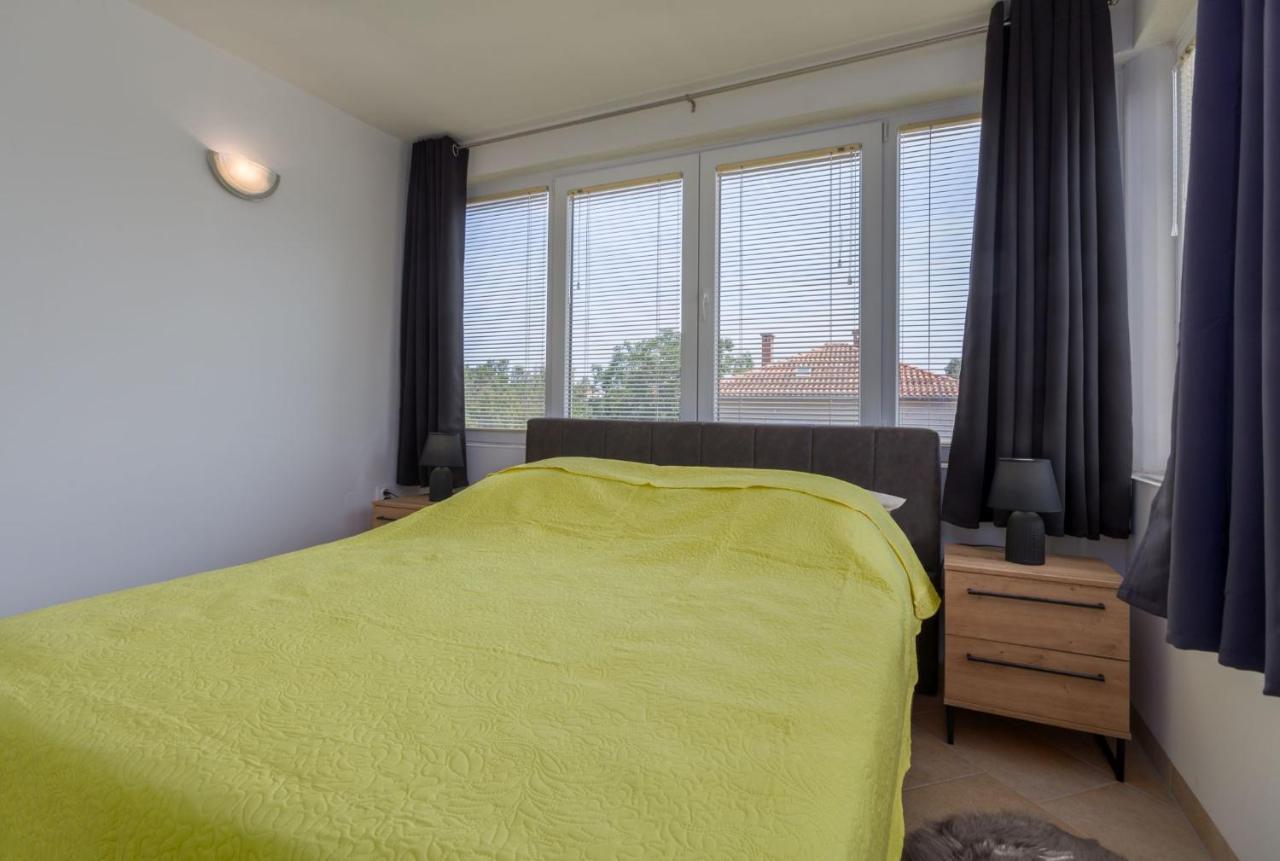 Comfort With Pool In (adults Only) Apartment