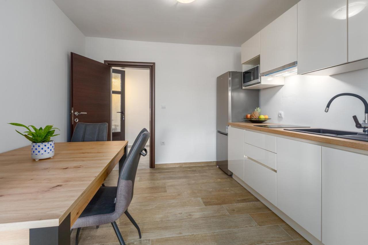 Comfort With Pool In (adults Only) Apartment *