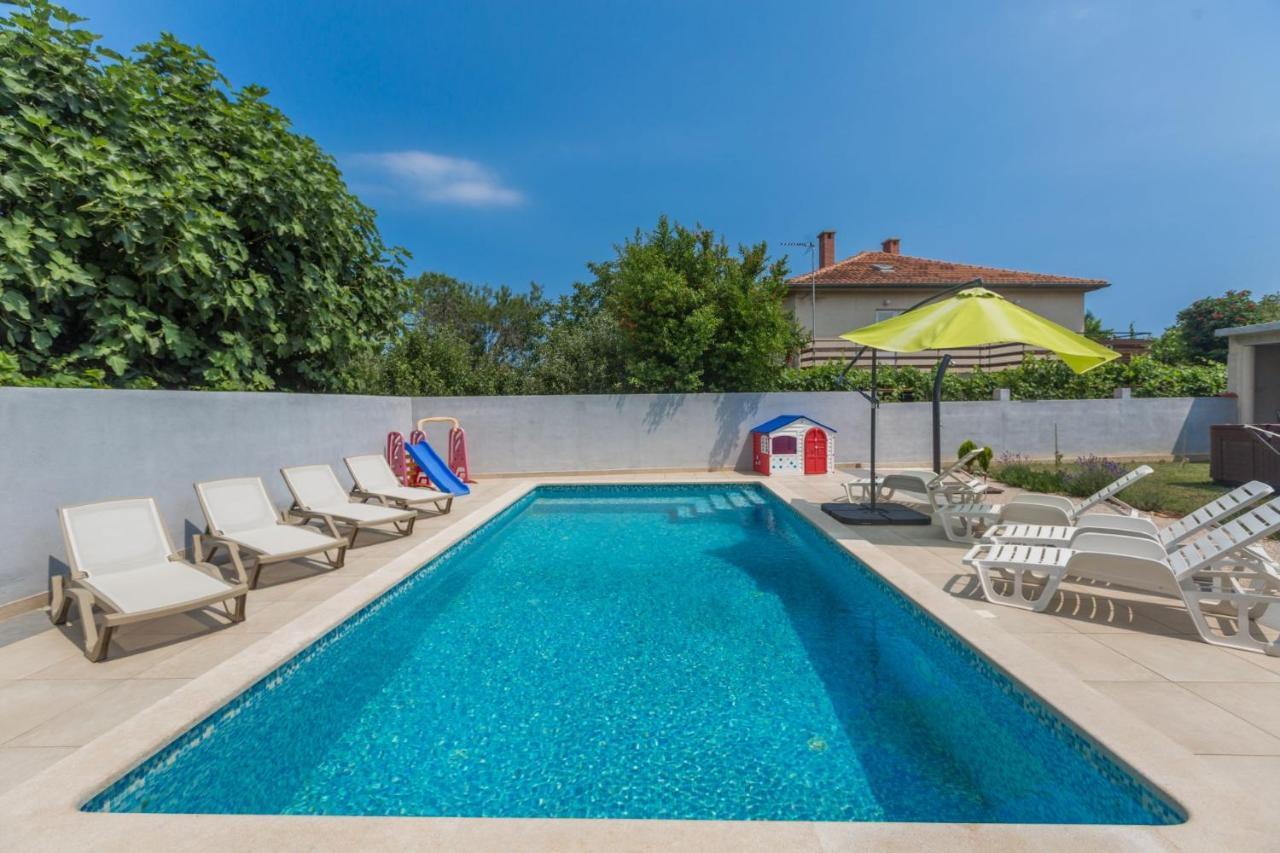 Comfort With Pool In (adults Only) Apartment *