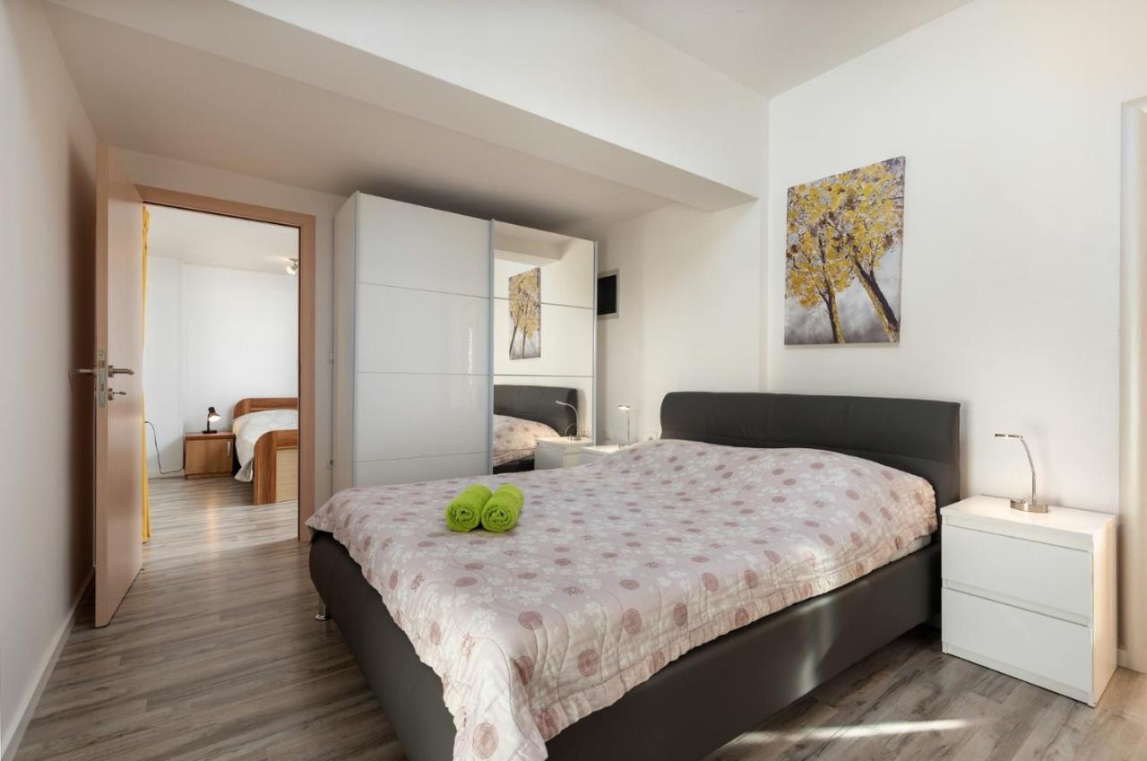 Comfort With Pool In (adults Only) Apartment *