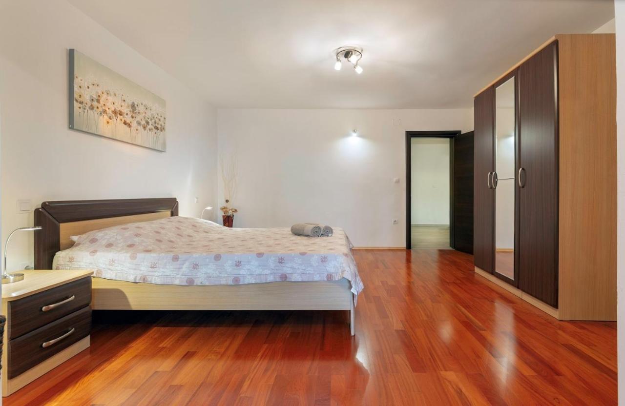 Comfort With Pool In (adults Only) Apartment *