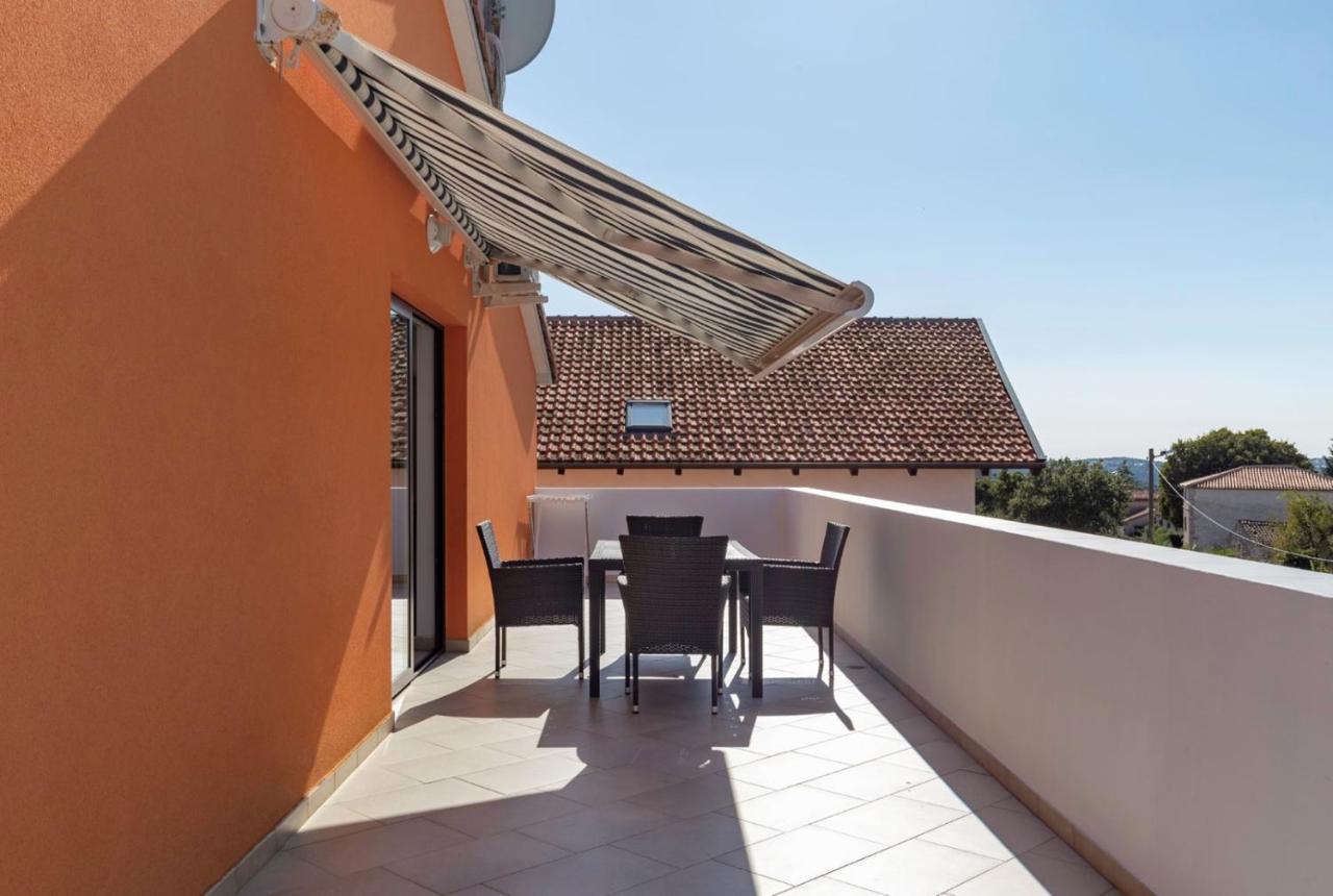 Comfort With Pool In (adults Only) Apartment