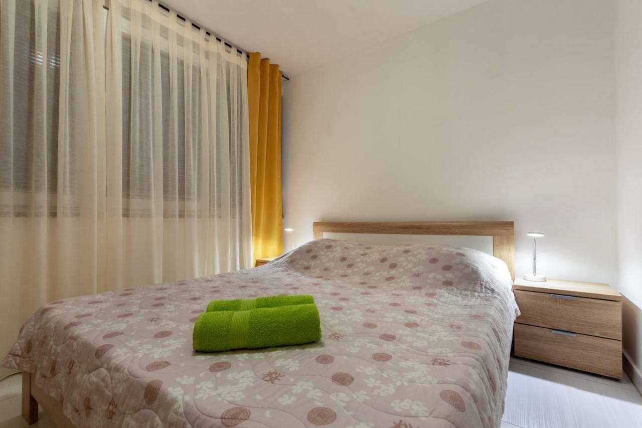Comfort With Pool In (adults Only) Apartment *