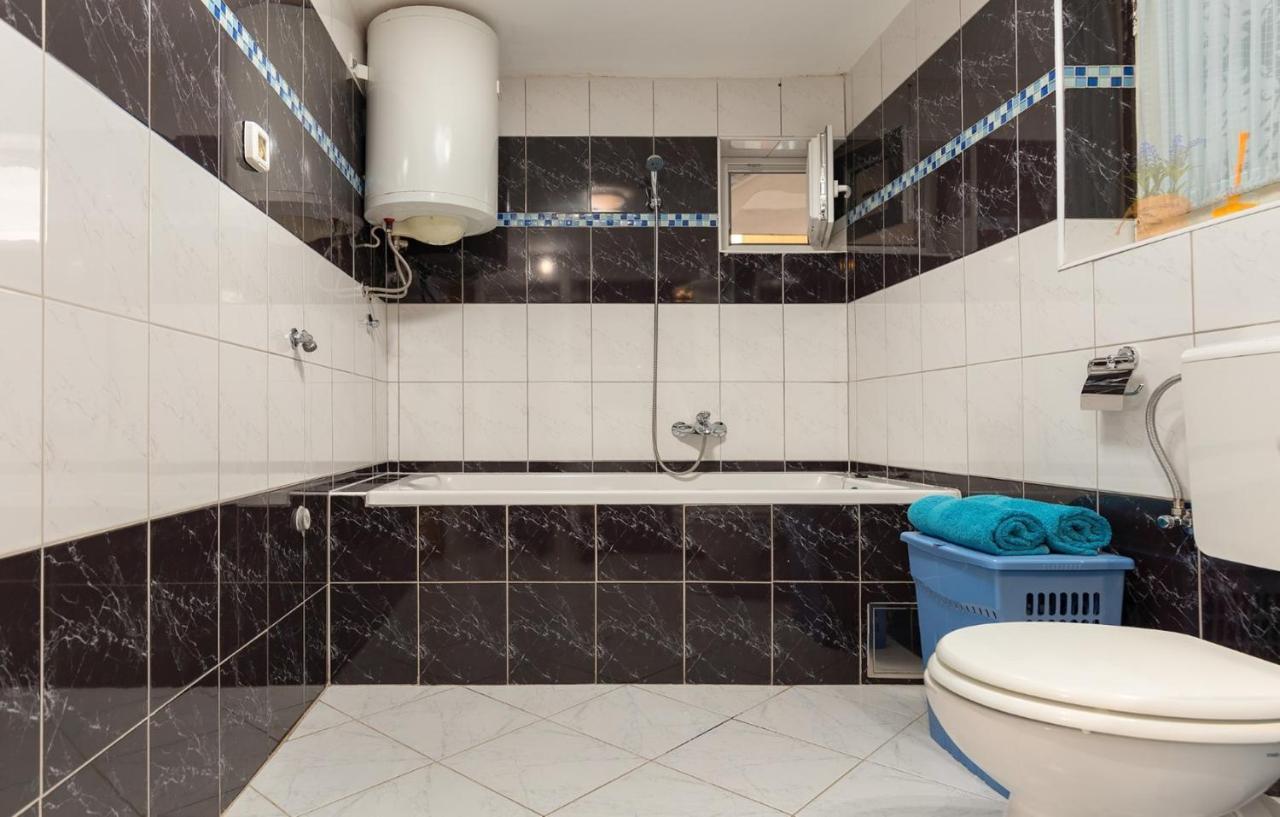 Comfort With Pool In (adults Only) Apartment